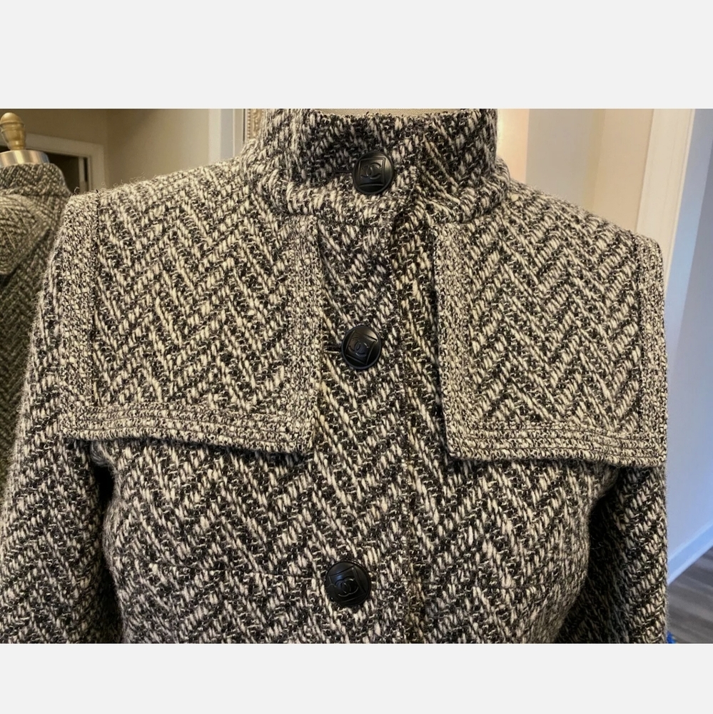 💕SOLD to Daina💕CHANEL Jacket Grey w/ CC Buttons - Picture 2 of 11